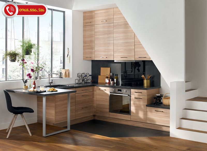 Thiết kế bếp này có thể giúp sử dụng chiều cao trên tường khu vực gầm cầu thang