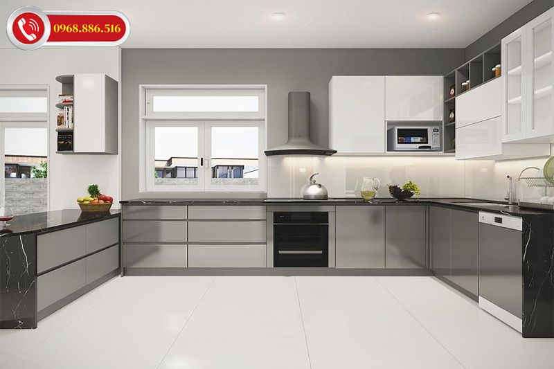 Thiết kế bếp chữ U khá đơn giản nhưng không kém phần hiện đại