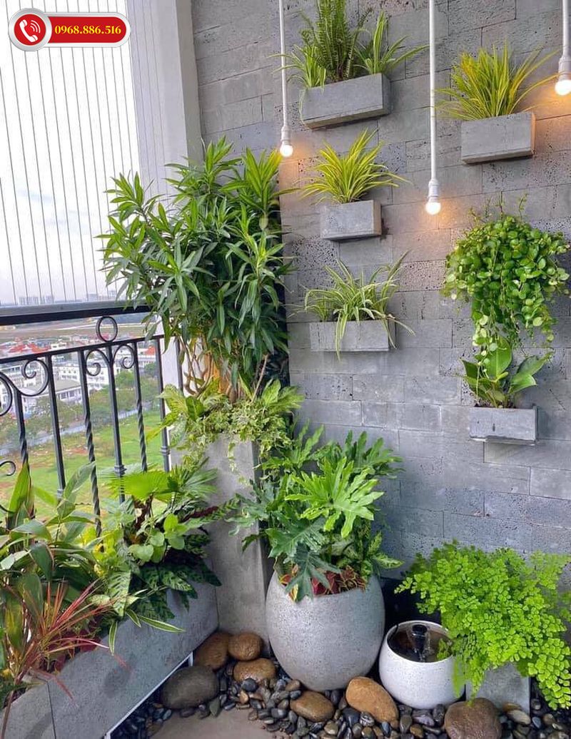 Việc trí ban công với những chậu cây xanh xinh xắn hài hoà mang đến không gian độc đáo tạo điểm nhấn cho căn nhà