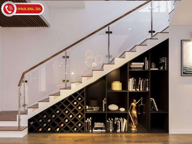 Trang trí cầu thang phòng khách đẹp bạn có thể sử dụng giá sách để trang trí đây cũng là ý tưởng được ưa chuộng mang lại một không gian đẹp mắt cho căn phòng khách.
