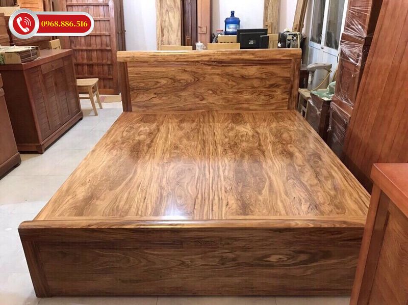 Gỗ Hương đường vân đẹp và có chiều sâu. Chất gỗ đẹp, thớ gỗ nhỏ mịn, tân gỗ chứa dầu.