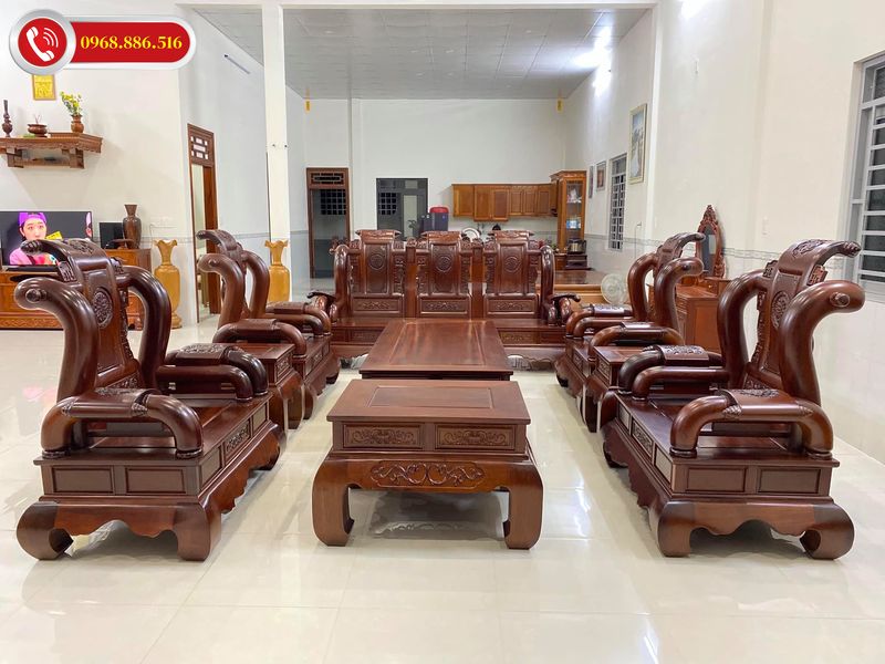Gỗ cũng rất dễ nhận biết, gỗ thường có màu vàng già sẽ chuyển sang màu nâu đậm đỏ tùy độ tuổi của gỗ