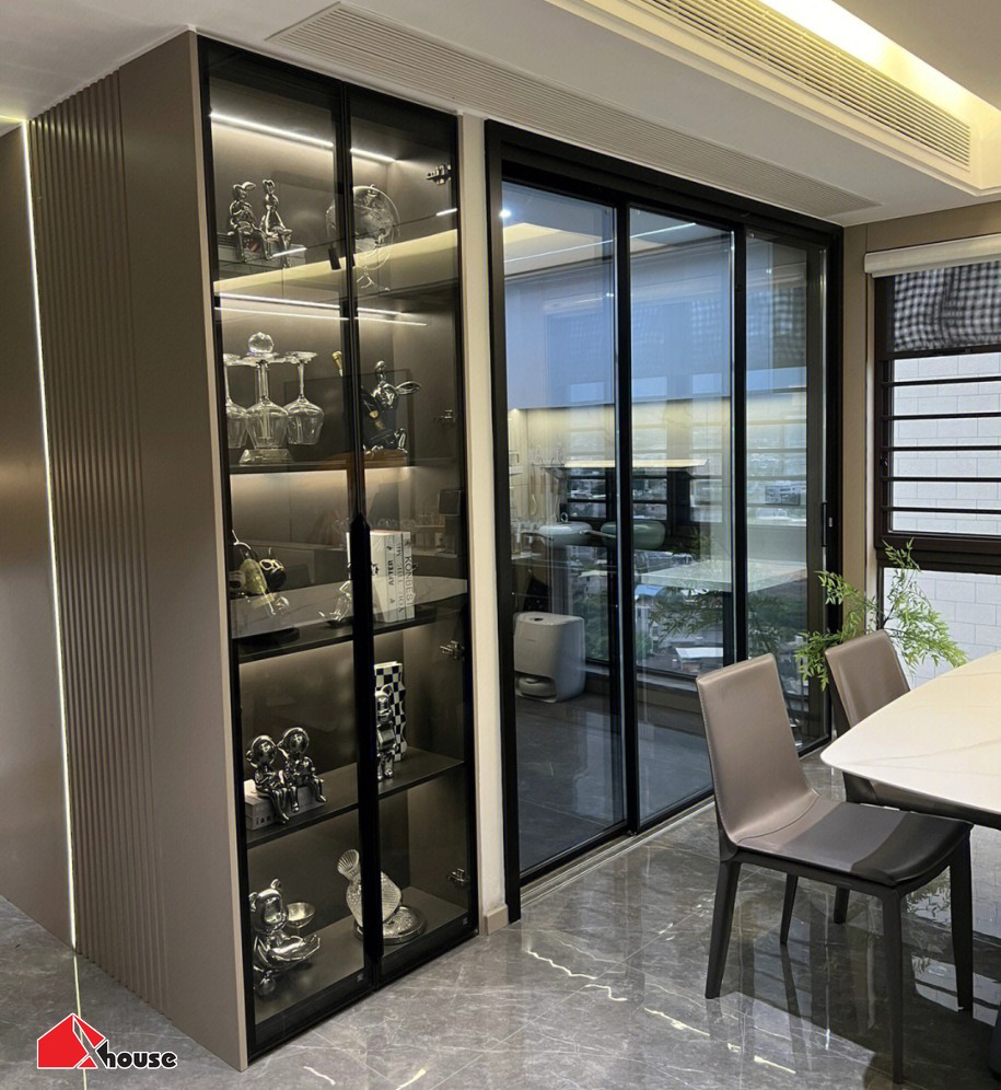 Mẫu tủ rượu kính: Được làm bằng kính 100% với sự trong suốt gần như toàn bộ sản phẩm. Mẫu tủ này rất thích hợp để gắn thêm các loại đèn trang trí vào để tạo hiệu ứng cho các chai rượu. 