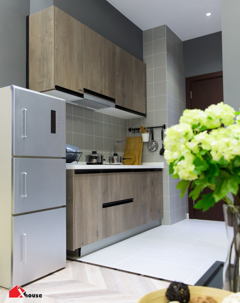 TOP +45 Mẫu thiết kế nội thất Phòng bếp chung cư đẹp, tiện nghi 34 Tủ bếp được bố trí gọn gàng cạnh cửa căn hộ
