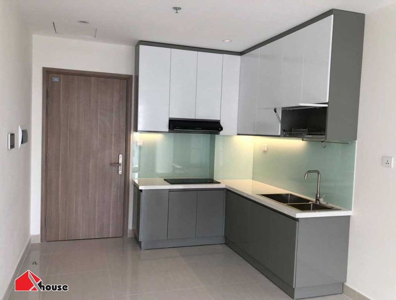 Tủ bếp trên được lắp đặt cao kịch trần tối ưu không gian lưu trữ
