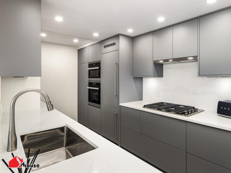 Tủ bếp thẳng phủ acrylic màu xám sang trọng, hiện đại